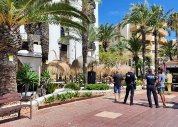 Efectivos de la Policía Local, bomberos y Protección Civil han acudido al lugar de incendio del restaurante.