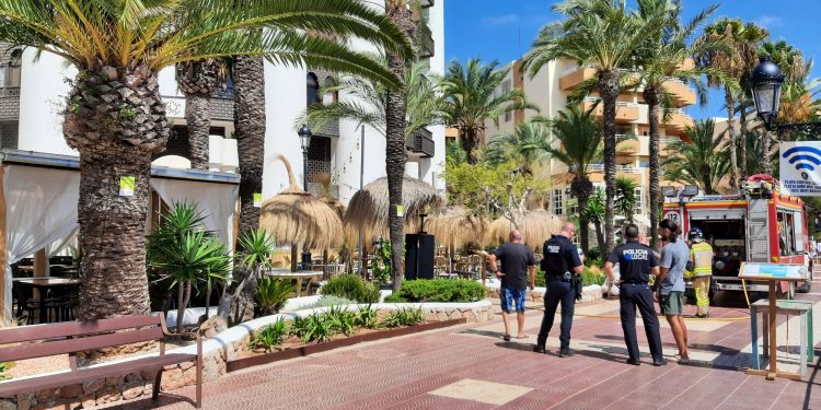 Efectivos de la Policía Local, bomberos y Protección Civil han acudido al lugar de incendio del restaurante.