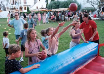 Joves al carrer. Sant Carles
