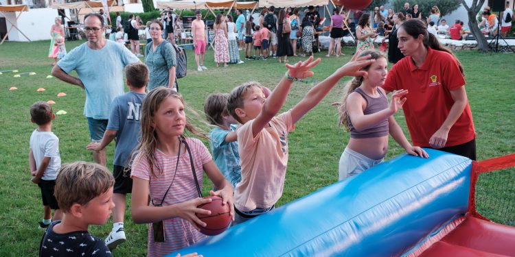 Joves al carrer. Sant Carles
