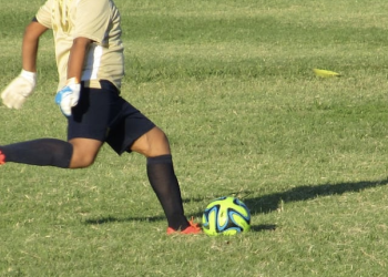 Una niña juega al fútbol. Imagen Pxfuel
