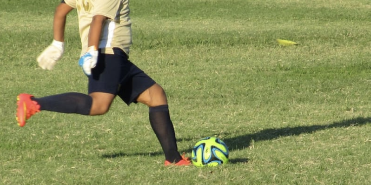 Una niña juega al fútbol. Imagen Pxfuel
