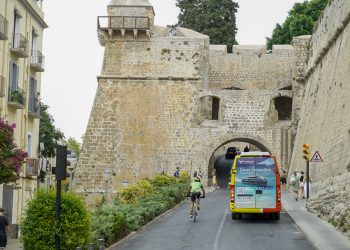 Entrada a la ciudad amurallada de Dalt Vila por el baluarte de Sant Joan.