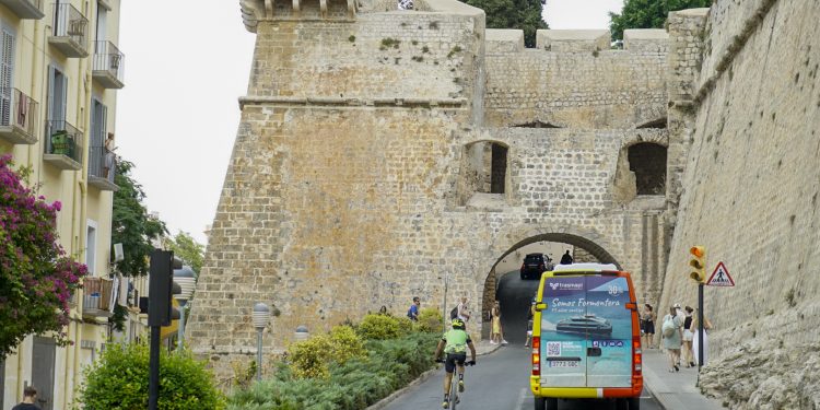 Entrada a la ciudad amurallada de Dalt Vila por el baluarte de Sant Joan.
