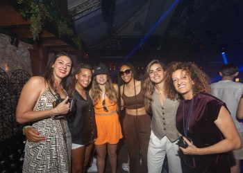 Algunas de las jugadoras con dos de las directoras de la discoteca. Foto: Amnesia