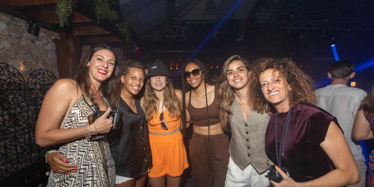 Algunas de las jugadoras con dos de las directoras de la discoteca. Foto: Amnesia