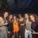Algunas de las jugadoras con dos de las directoras de la discoteca. Foto: Amnesia
