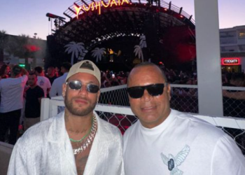 Neymar con su padre, Neymar da Silva Santos, en Ibiza.