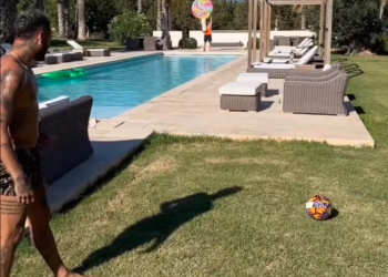 El futbolista brasileño, "jugando" con el balón durante sus vacaciones ibicencas.