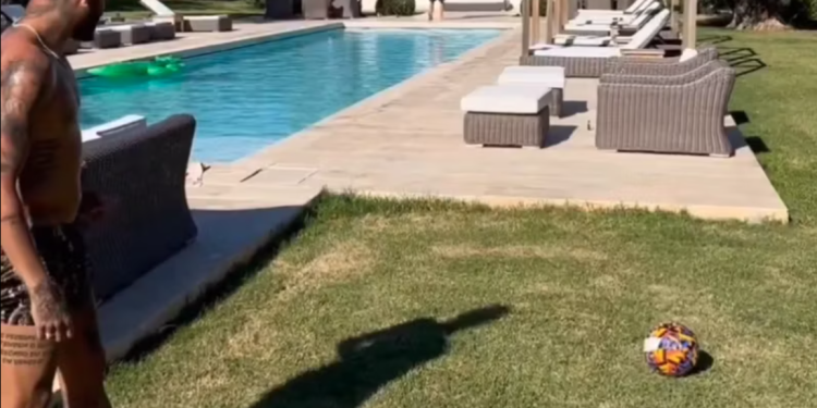 El futbolista brasileño, "jugando" con el balón durante sus vacaciones ibicencas.