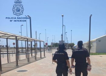 Agentes de la Policía Nacional en el puerto de Ibiza.