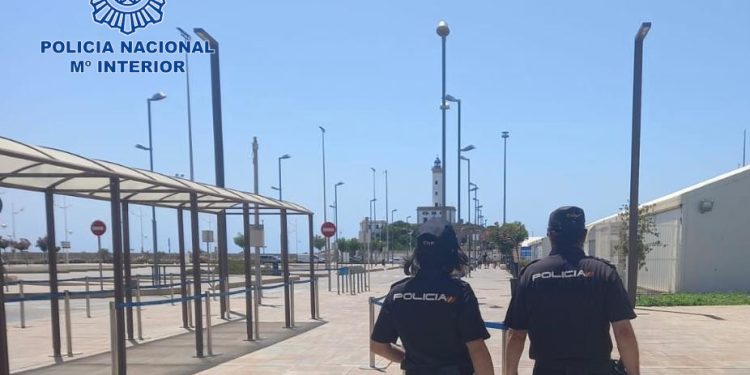 Agentes de la Policía Nacional en el puerto de Ibiza.