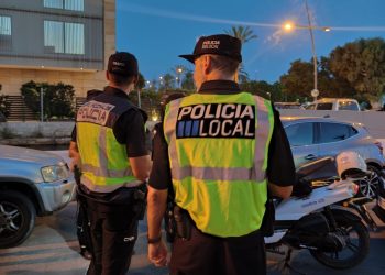 Una imagen de un control policial facilitada por el Ayuntamiento de Ibiza