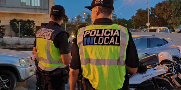Una imagen de un control policial facilitada por el Ayuntamiento de Ibiza