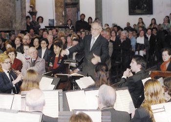 Manuel Ramon Mas dirigiendo la Banda Simfònica Ciutat d'Eivissa en 2004. Foto Rafa Domínguez EEIF