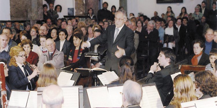 Manuel Ramon Mas dirigiendo la Banda Simfònica Ciutat d'Eivissa en 2004. Foto Rafa Domínguez EEIF