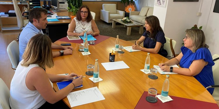Reunión entre la conselleria de Salud y representantes de Coiba. Foto: Coiba