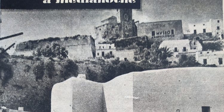 Un enquadrament de Dalt Vila molt repetit a les postals i fotografies de l'època encapçala l'article. Llàstima que el maquetador no respectàs la part superior de la nostra Catedral.