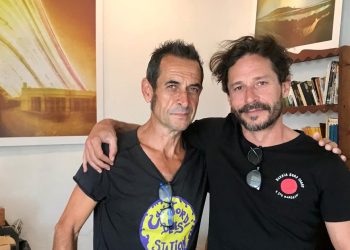 Vicent Marí, responsable de Can Jordi, y el artista Toni Planells durante el montaje de la muestra en el espacio de exposiciones de este conocido bar-tienda-sala de conciertos de Sant Josep.