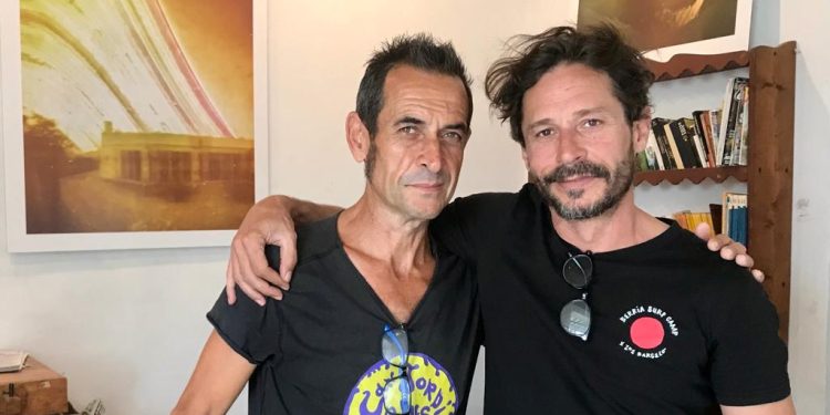 Vicent Marí, responsable de Can Jordi, y el artista Toni Planells durante el montaje de la muestra en el espacio de exposiciones de este conocido bar-tienda-sala de conciertos de Sant Josep.