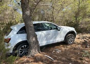 Así han encontrado el Audi Q5 blanco robado en Sant Miquel. Imagen facilitada por la familia del propietario a Noudiari. Foto A. R.