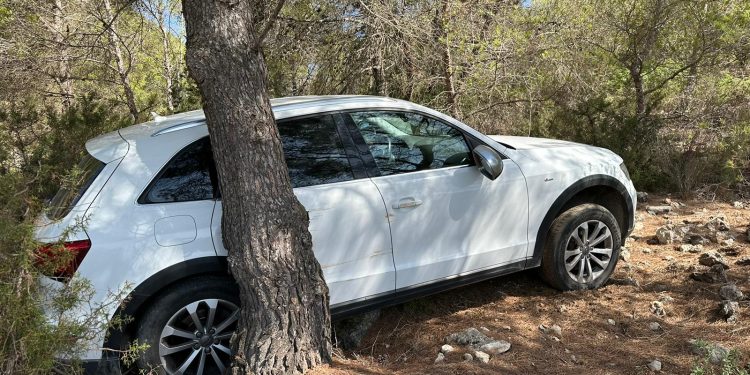 Así han encontrado el Audi Q5 blanco robado en Sant Miquel. Imagen facilitada por la familia del propietario a Noudiari. Foto A. R.