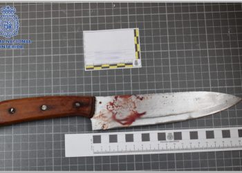 El cuchillo, todavía ensangrentado, con el que el agresor quiso matar a la víctima. Foto Policía Nacional
