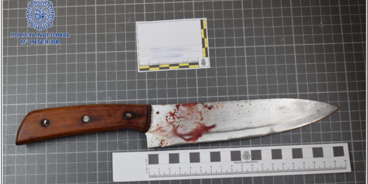 El cuchillo, todavía ensangrentado, con el que el agresor quiso matar a la víctima. Foto Policía Nacional