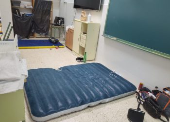 Colchonetas en el suelo en las que han estado durmiendo los trabajadores y trabajadoras de Bugar. Fotos cedidas a Noudiari por los afectados
