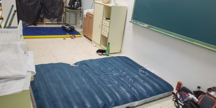 Colchonetas en el suelo en las que han estado durmiendo los trabajadores y trabajadoras de Bugar. Fotos cedidas a Noudiari por los afectados