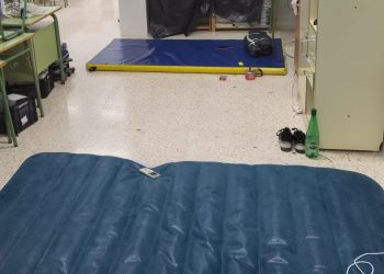 Colchonetas en el suelo en las que han estado durmiendo los trabajadores y trabajadoras de Bugar. Fotos cedidas a Noudiari por los afectados