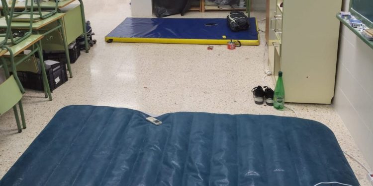 Colchonetas en el suelo en las que han estado durmiendo los trabajadores y trabajadoras de Bugar. Fotos cedidas a Noudiari por los afectados