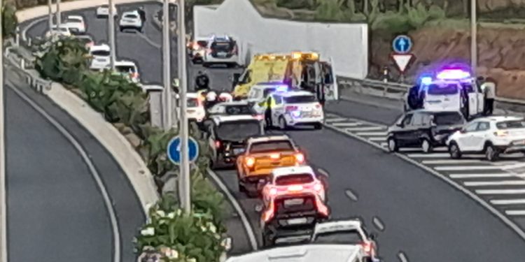 Retenciones y personal del 061 trabajando en el lugar de los hechos tras el accidente.