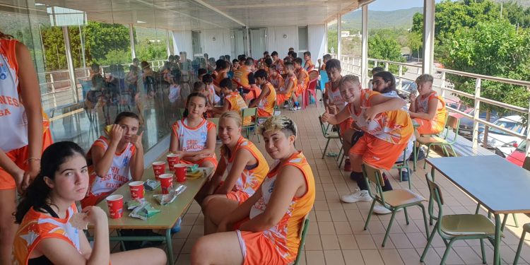 Participantes en el Campus de baloncesto.