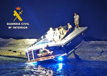 La embarcación sobre el islote en una imagen de Guardia Civil.