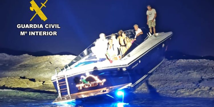 La embarcación sobre el islote en una imagen de Guardia Civil.