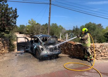 El coche clásico que ardió por completo. Fotos Consell de Formentera