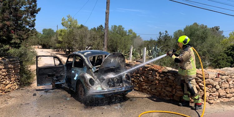El coche clásico que ardió por completo. Fotos Consell de Formentera