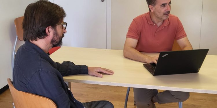 José Manuel Alcaraz i el president de
l'Associació de Veïns de La Mola, Miquel Costa. Foto: Consell Insular de Formentera