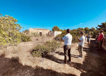 Alcaraz visita la finca de ses Ferreres amb el president de l'Associació
de Veïns, Miquel Costa. Foto: Consell Insular de Formentera