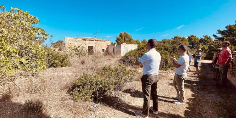 Alcaraz visita la finca de ses Ferreres amb el president de l'Associació
de Veïns, Miquel Costa. Foto: Consell Insular de Formentera