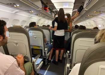 Los pasajeros, en el interior del avión pasadas las 23.30 horas.