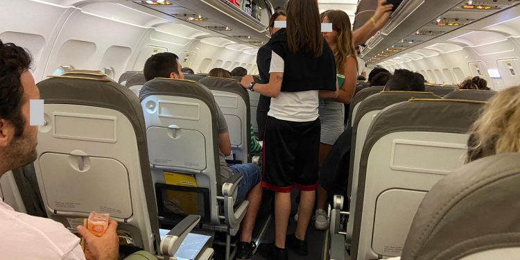 Los pasajeros, en el interior del avión pasadas las 23.30 horas.