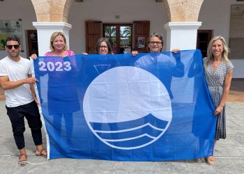 Entrega de las banderas azules. Foto: Ayuntamiento de Santa Eulària