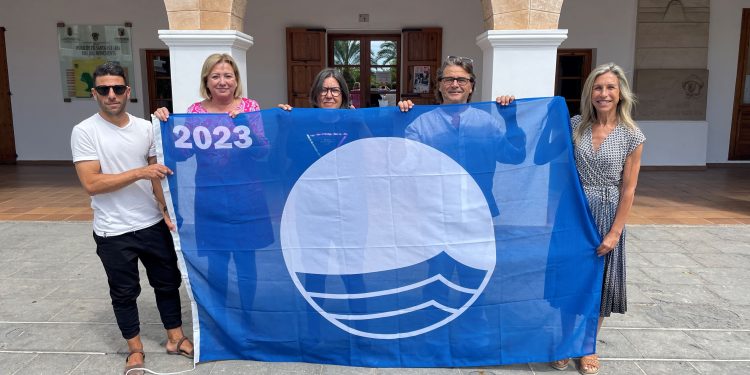 Entrega de las banderas azules. Foto: Ayuntamiento de Santa Eulària