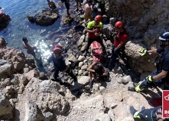 Imagen del rescate. Fotos: Bombersdeivissa.