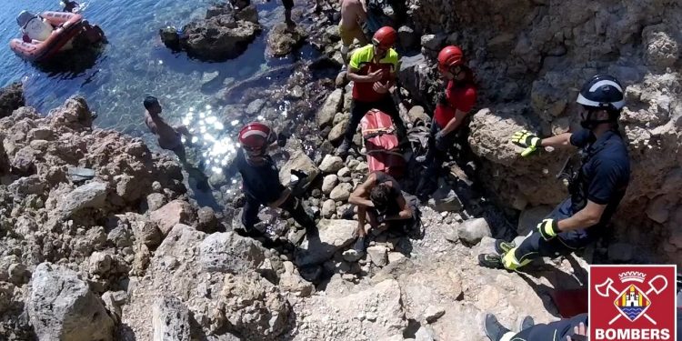 Imagen del rescate. Fotos: Bombersdeivissa.