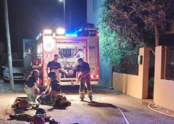 Intervención de los bomberos en el incendio de la vivienda de Ses Païses. Foto: Bombers d'Eivissa