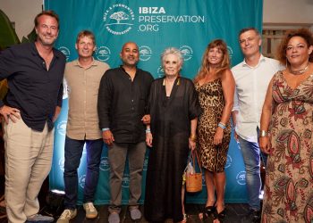 El presidente, la vicepresidenta y la directora de la fundación, patronos y el propietario del restaurante. Foto: Luciana Damiao/IbizaPreservation