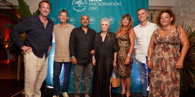 El presidente, la vicepresidenta y la directora de la fundación, patronos y el propietario del restaurante. Foto: Luciana Damiao/IbizaPreservation